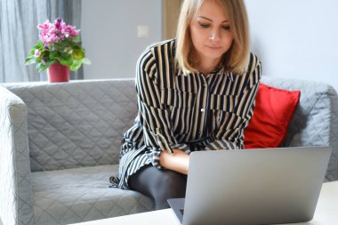 İnternetteki yazışmalar. Evde çalışan dizüstü bilgisayarı olan bir kız. Evde çalış.