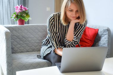 İnternetteki yazışmalar. Evde çalışan dizüstü bilgisayarı olan bir kız. Evde çalış.