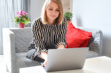 İnternetteki yazışmalar. Evde çalışan dizüstü bilgisayarı olan bir kız. Evde çalış.