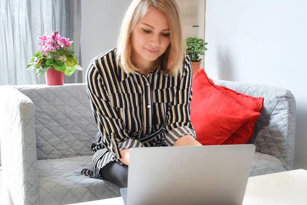 Correspondencia en Internet. Una chica con un portátil trabajando desde casa. trabajo en casa —  Fotos de Stock