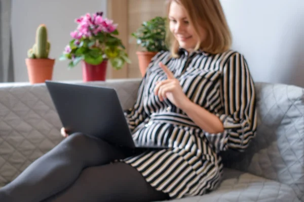 Correspondencia en Internet. Una chica con un portátil trabajando desde casa. trabajo en casa —  Fotos de Stock