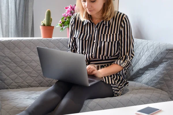 Correspondencia en Internet. Una chica con un portátil trabajando desde casa. trabajo en casa —  Fotos de Stock