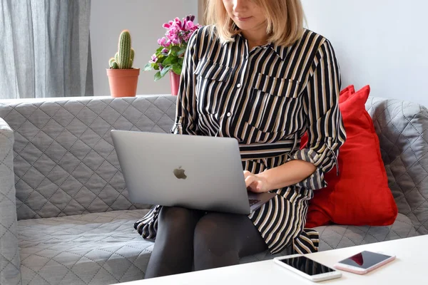 Correspondência na Internet. Menina com um laptop trabalhando de casa. trabalho em casa — Fotografia de Stock