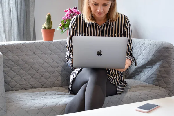 Correspondência na Internet. Menina com um laptop trabalhando de casa. trabalho em casa — Fotografia de Stock