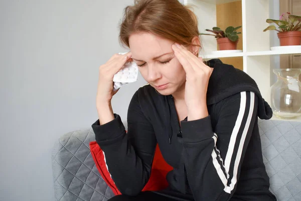 La femme stressée. Forte douleur féminine. La fille avec les pilules. Tête de traitement — Photo