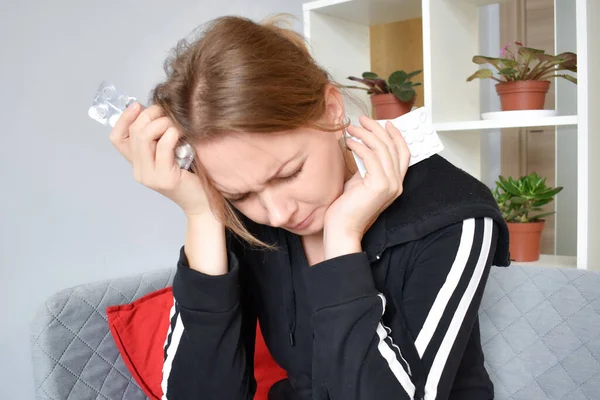 Tar smertestillende. Kvinnedepresjon. Egenbehandling hjemme – stockfoto