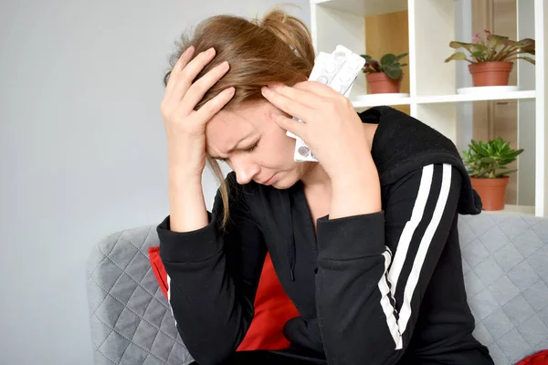Une femme qui souffre de migraines chroniques. pilules pour la douleur — Photo