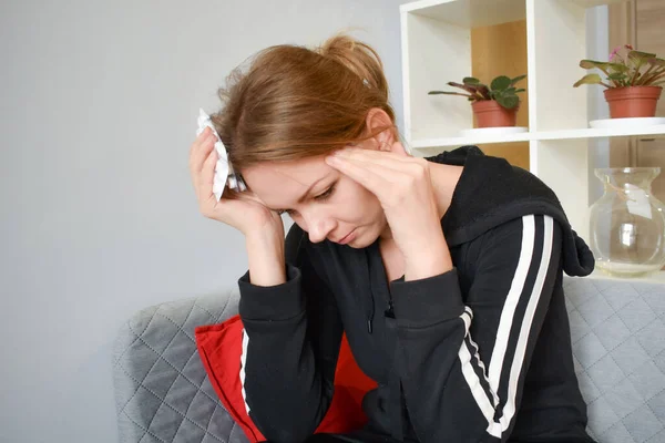 Kvinnen i stresset. Sterk kvinnelig smerte. Jenta med pillene. Behandlingshode – stockfoto