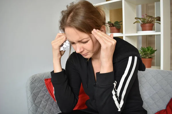 Una mujer que sufre migrañas crónicas. pastillas para el dolor — Foto de Stock