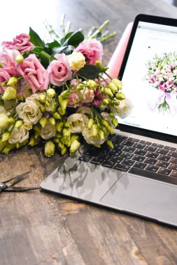 Ev için çiçek sipariş etmek. Yeni çiçek teslimatı. Çevrim içi iş.