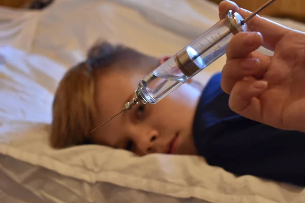 Çocuk şırıngadan korkuyor. Aşıyı çocuk doktoru yapar.. — Stok fotoğraf