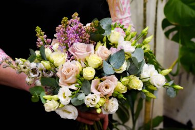 Çiçek kursları. Bir buket taze çiçek alıyorum. Çiçek hobisi