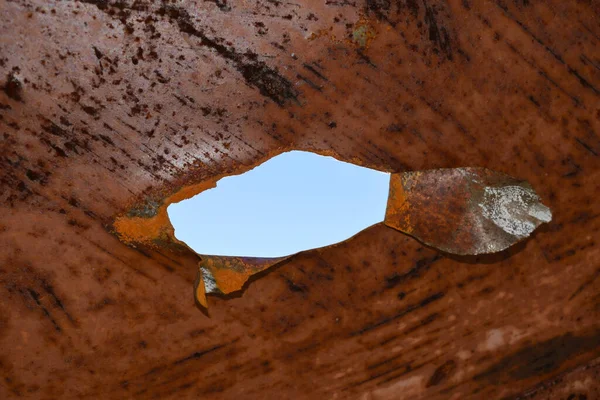 Cara natural. Chiste oxidado. Agujeros en la superficie — Foto de Stock