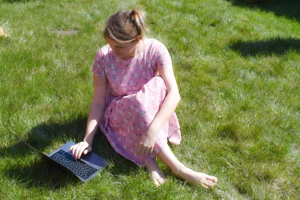 Das Mädchen arbeitet aus der Ferne. Freiberufler an der frischen Luft mit dem Computer — Stockfoto