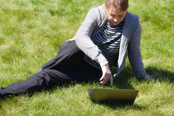 La chica trabajando remotamente. Freelancer al aire libre con el ordenador —  Fotos de Stock