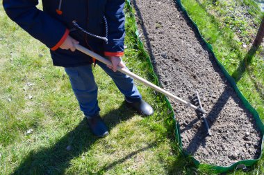 Bahçede çalışan küçük bir çocuk. Çocuklar için açık havada çalışmak.