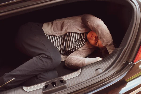 La victime est dans le coffre. La voiture est un crime. Prisonnier dans la voiture — Photo