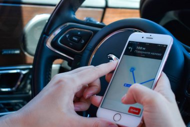 Mesafeyi ölçmek için. Yolu açmak için. İnternetteki yönü aramak için.