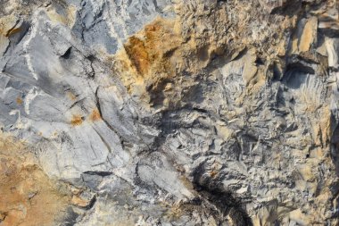 Doğal taş duvar. Dağ desenli yüzey. Katı granit