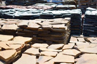 Mağazada taş yığını var. Dağ kayaları olan Paletta.