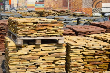 Mağazada taş yığını var. Dağ kayaları olan Paletta.