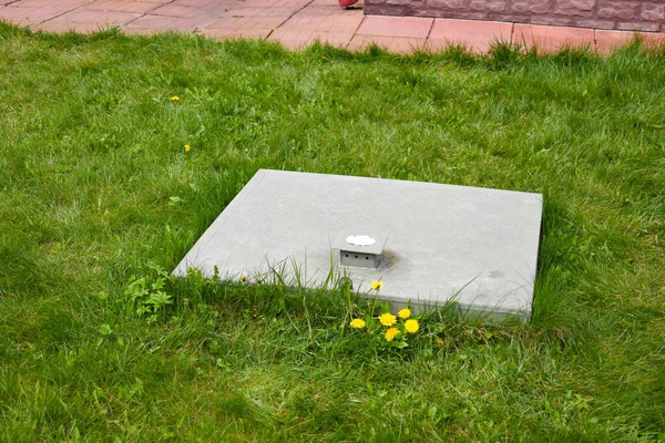 Centro de tratamiento en casa. tanque séptico de agua subterránea. El sistema de alcantarillado de una casa de campo — Foto de Stock