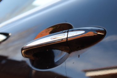 Kiralık bir araba. Arabanın kapısını kırbaçla. Zarif uydu paneli