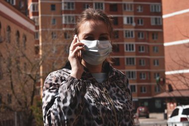 Şehirdeki maskeli kadın. Nüfusun viral enfeksiyonu. Coronavirüs