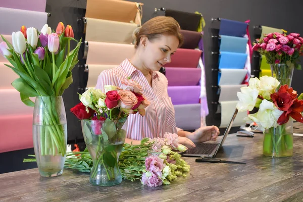 Flower delivery service. florist seller with a telephone. Interior colors — Stock Photo, Image