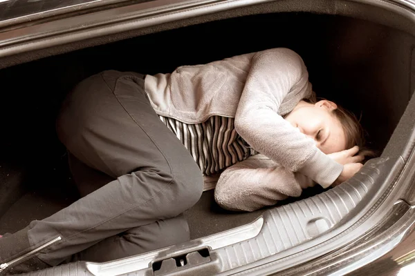 A mulher na bagageira do carro. Roubar mulheres para a escravidão . — Fotografia de Stock