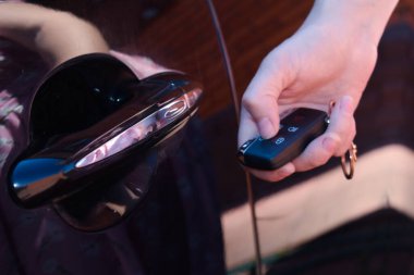 Araba alarmı. Pahalı siyah arabanın sahibi. Kadın ve arabanın kapısı..