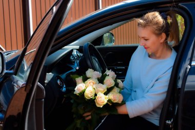 Krema güllü kız. Annem için bir buket gül. Evlilik teklifi.