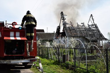 Küçük ev yanıyor. Kısa devre ateşi. İtfaiye aracı