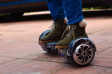 Avluda at süren çocuk. Çocuklar için Elektronik Bakanı