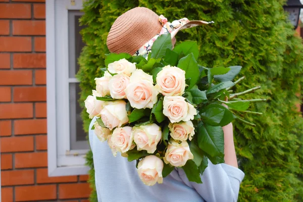 Квіти для вас. Красива леді з букетом з ніжних троянд. Квіти на день народження — стокове фото