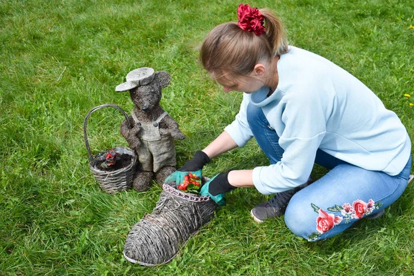 Bitter garden plants. Woman to grow beautiful flowers in the garden — Stock Photo, Image