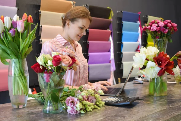 Florist fresh bouquets. florist salesperson places an order. selling fresh flowers retail — Stock Photo, Image