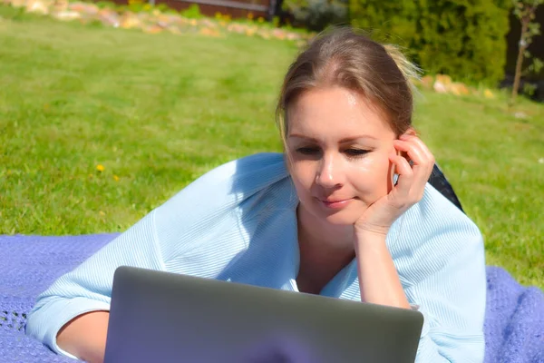 Lavoro online remoto all'aperto. Femmina web chat . — Foto Stock