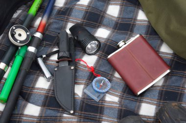 Ormanda hayatta kalmak. Sırt çantasıyla doğa yürüyüşü. Hobi olarak erkek avlama ve balık tutma.