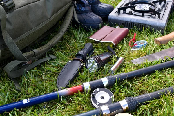 Supervivencia en el bosque. caminata con una mochila en la naturaleza. Hobby de caza y pesca de los hombres — Foto de Stock