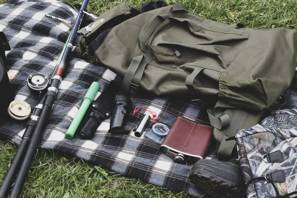 Supervivencia en el bosque. caminata con una mochila en la naturaleza. Hobby de caza y pesca de los hombres —  Fotos de Stock