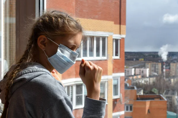 Topeng gadis menyedihkan di balkon. Wabah dari virus. Tahanan rumah. — Stok Foto