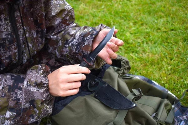 Cuchillo de acero negro del viajero. equipo para la supervivencia en el bosque . —  Fotos de Stock
