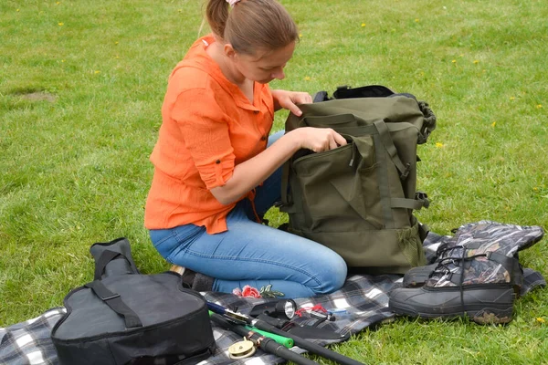 Equipo de camping para viajar en la naturaleza. embalaje de una mochila turística . —  Fotos de Stock