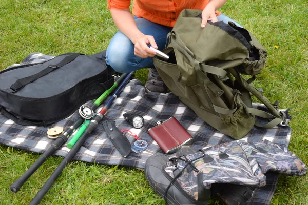 Camping equipment for traveling in the wild. packing a tourist backpack. — Stock Photo, Image