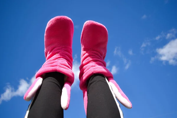 上に横になって。クリア青空と女性の足で靴下. — ストック写真