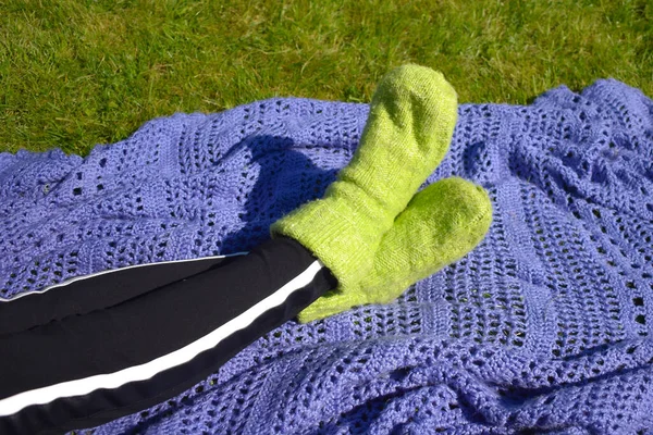 夏にはニットソックスの緑の草の上に横たわる。朝庭でリラックス. — ストック写真