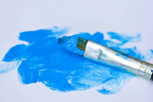 Синяя масляная краска на кисти. Хобби рисования . — стоковое фото