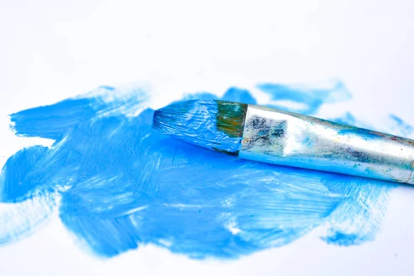 Синяя масляная краска на кисти. Хобби рисования . — стоковое фото