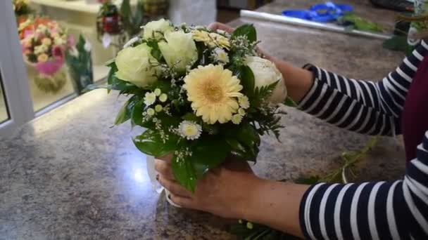 花屋だ。花のビジネス。花束を作るマスタークラス — ストック動画